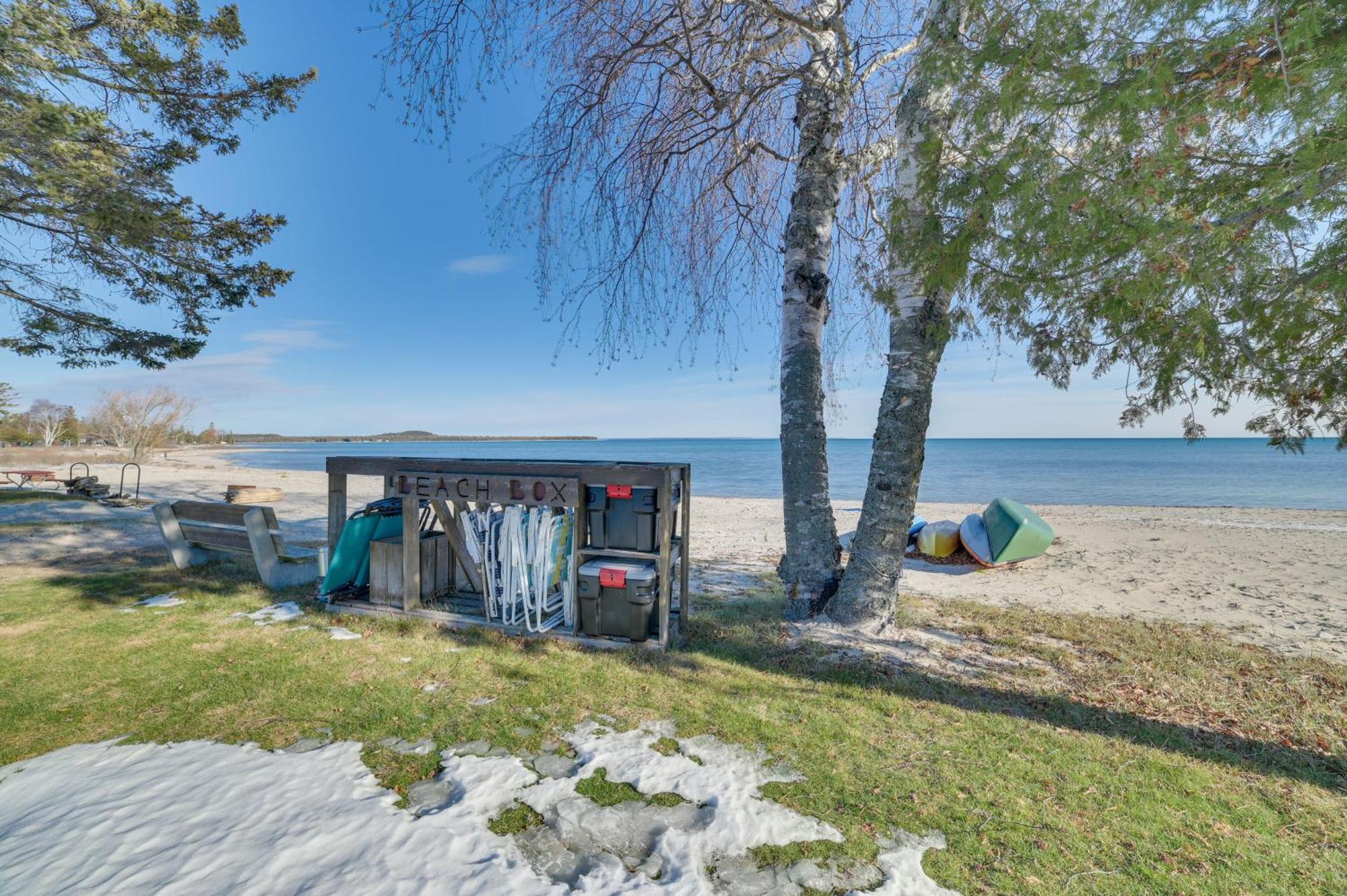 St Ignace Cottage With Deck And Beach On Lake Huron! Evergreen Shores Exterior foto
