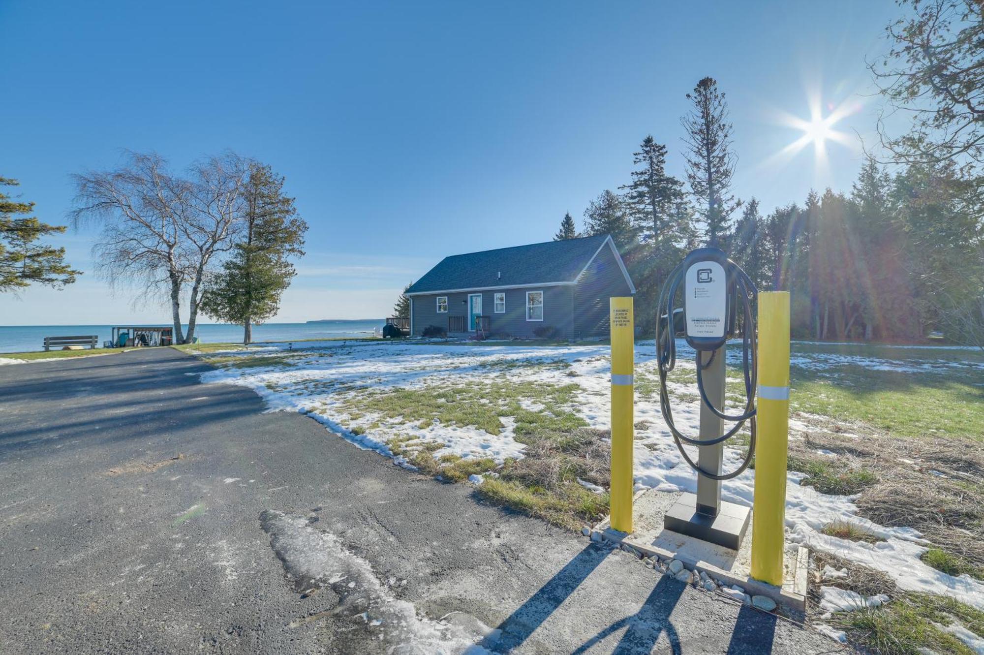 St Ignace Cottage With Deck And Beach On Lake Huron! Evergreen Shores Exterior foto